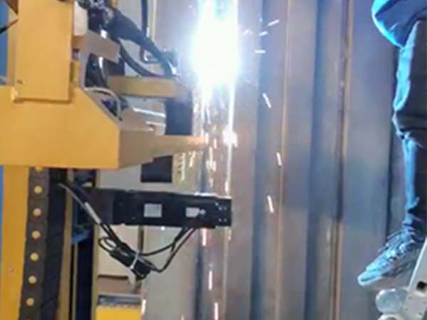 大型箱體全自動焊接機(jī)器人 大型箱體全自動焊接機(jī)器人